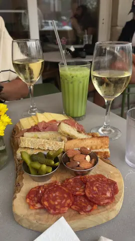 Quality friendships >> quantity friendships 💌 #dailyvlogs #dmvtiktok #dmvcontentcreator #arlingtonva #virginiatiktok #coffeeshop 
