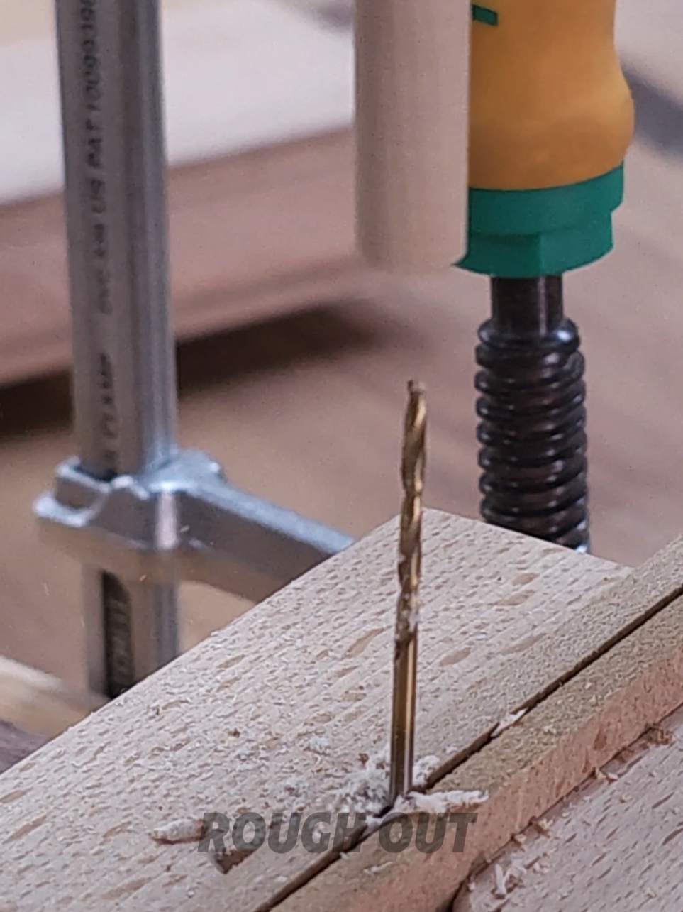 How to drill a hole in the center of a dowel #woodskills #carpentry #joiner 