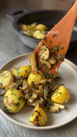 Garlic mushroom and baby potatoes 🥔🍄Mushrooms soak up flavor like a sponge, so each bite is absolutely bursting with garlic and butter. Yum! You’ll be using the winning combination of garlic and onion to add a ton of flavor to this super easy to make mushroom recipe 😇 Ingredients: -shallot -mushrooms -garlic -parsley -red pepper flakes -baby potatoes (boiled) -salt to taste -olive oil -butter #potatoes #potatotiktok #mushrooms #Recipe #easyrecipesathome #EasyRecipe 