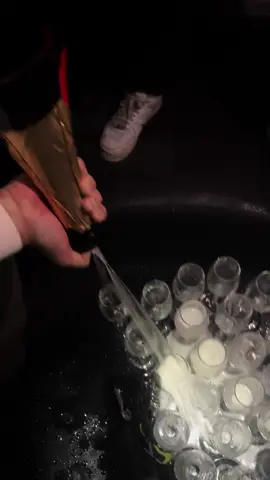 Endlich mal normale Menschen hier 🍾🤣🕺🏼👌🏼 #geburtstag #noho #cgw #chicksgonewilder #nebukadnezar #15liter #nohohamburg #nohoclub #champagne #champagner #moetchandon #moet #birthday #einschenken #sylt #pony #ponykampen  #schaumwein 