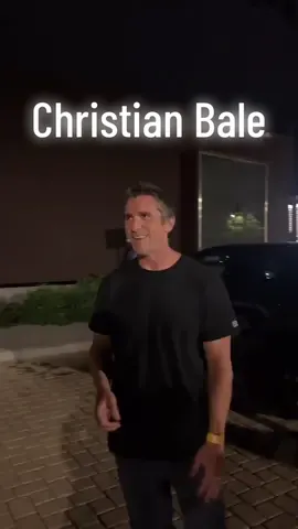 We took an epic walk with one of the greatest living actors, Christian Bale as he was leaving The Malibu Chilli Cook Off with his family. He happily took pics with fans and signed autographs for everyone who asked. In fact, he was so cool, I even took a selfie with him which is something I never do. #christianbale #batman #paparazzi 