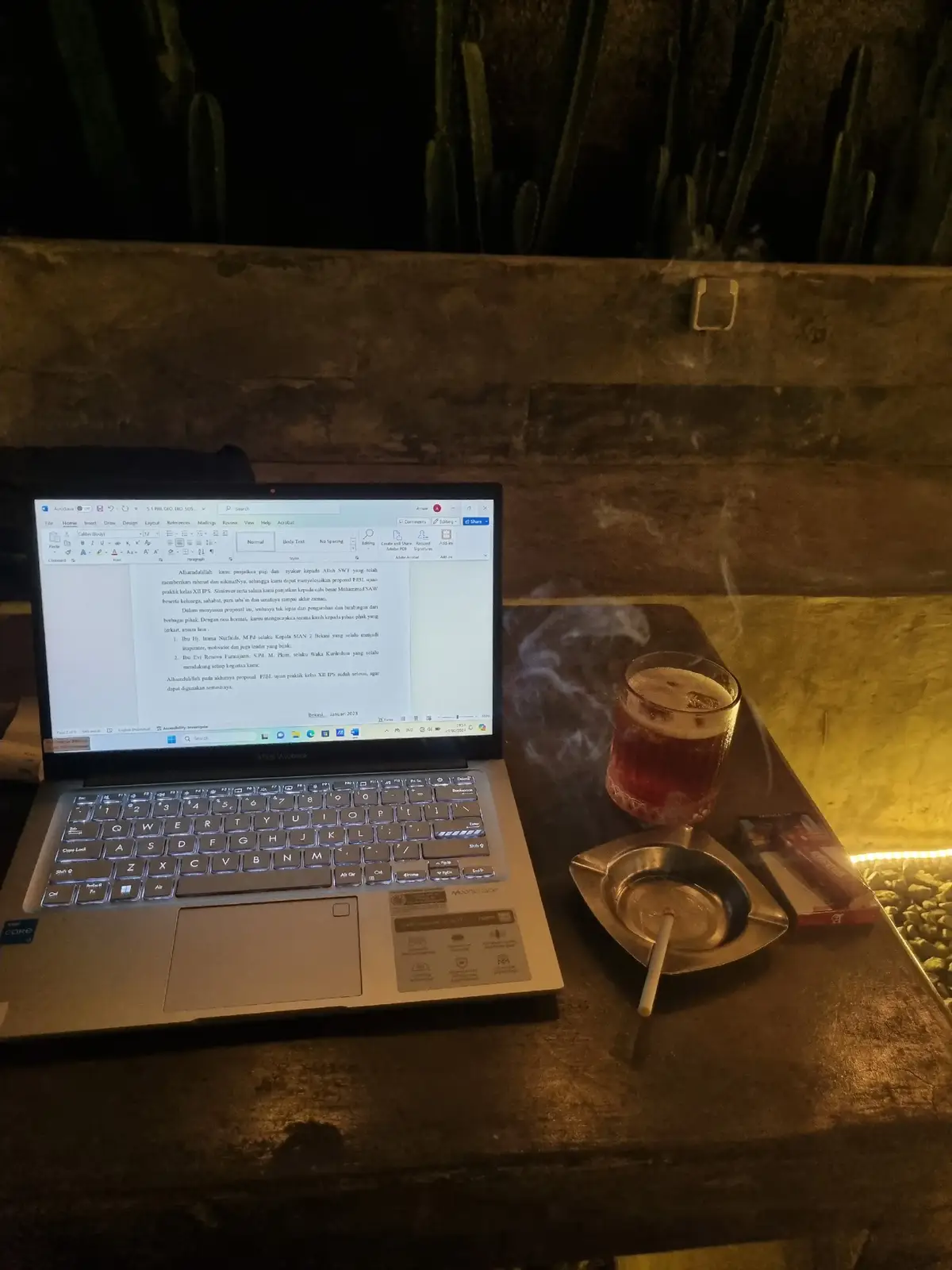 Kali ada yg bingung bikin SW atau SG apa... sok ambil lahh..  Asal jepret aja #foto #story #pranks #tiktok #storytime #status #fypシ #fyp #mentahan #malam #laptop #cafe #storymalam #storycafe #kopi #sebatasperjalananpribadi #asaljepret 