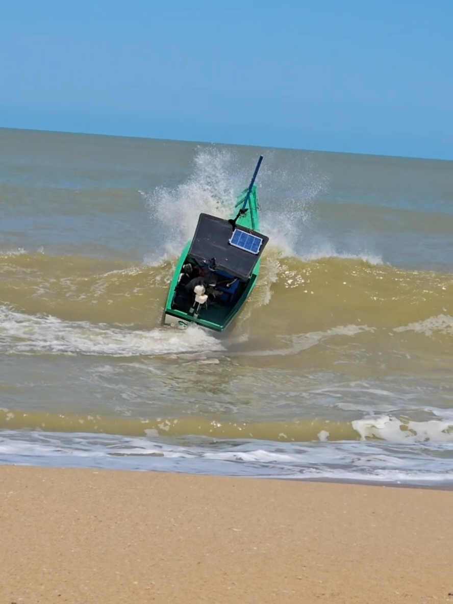 quando o barco vai sair do mar e necessário ter agilidade #peixe #barco #pescador #pesca