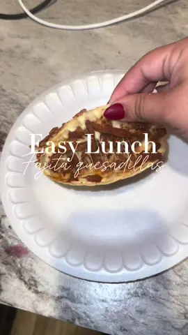 Fajita quesadillas for lunch 😋 my kids love these & they are easy to make #easylunch #fajita 