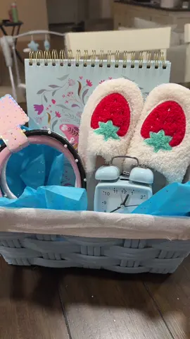 Something super simple 🥰 Spent around $30! #proudtia #middleschool #fypシ゚viral #gift #simplegift #giftideas #preteeen 