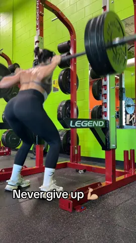 Never give up!!  . . #fitnessmotivation #squat #momfit #legday #nevergiveup #fyp #keepingactive #change #mindset #gymaddict #gains 