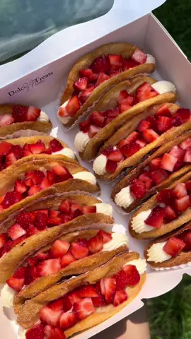 Churro Cheesecake Tacos 🍓 #treats #sweettreats #dessert #sweets #postres #churrocheesecaketacos #cheesecake #strawberries 