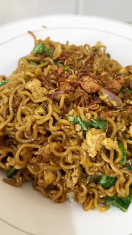 Indomie tumis  Bahan bahan  5 bungkus indomie  4 butir telur  4 bawang merah  3 bawang putih  10 cabe rawit  Sayur sawi  Saos tiram  Kecap manis Saos cabe  #mietumis #indomiegoreng #indomieseleraku #fyppppppp #fyp 