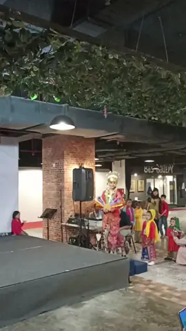 fashion show busana Betawi bebas Alhamdulillah juara 1 busana Betawi sebenernya gak expect untuk juara,tetapi ada yang bikin aku yakin dan semangat yaitu mama 💞 @S.maul.S.P  @sitqilpau  #fypppppppppppppppppppppp #busanabetawi #fypppppppppppppppppppppp #modeljeans #fypppppppppppppppppppppp #modeling #modelanak #walk #abangnonecilik #fypppppppppppppppppppppp #modelwalk #ivangunawan #