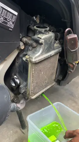 pengurasan air raidiator vario 125. kalian ganti air radiator brp bulan? #vario125old #variomodifikasi #vavarioan #variokzr #varioproper #radiator #fyp 