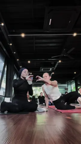 PLS JOIN @Rai ‘s CLASS‼️ @🐈‍⬛ and me on weekend, to keep us sane on weekdays🙂‍↕️ #yoga #yogatok #yogaflow 