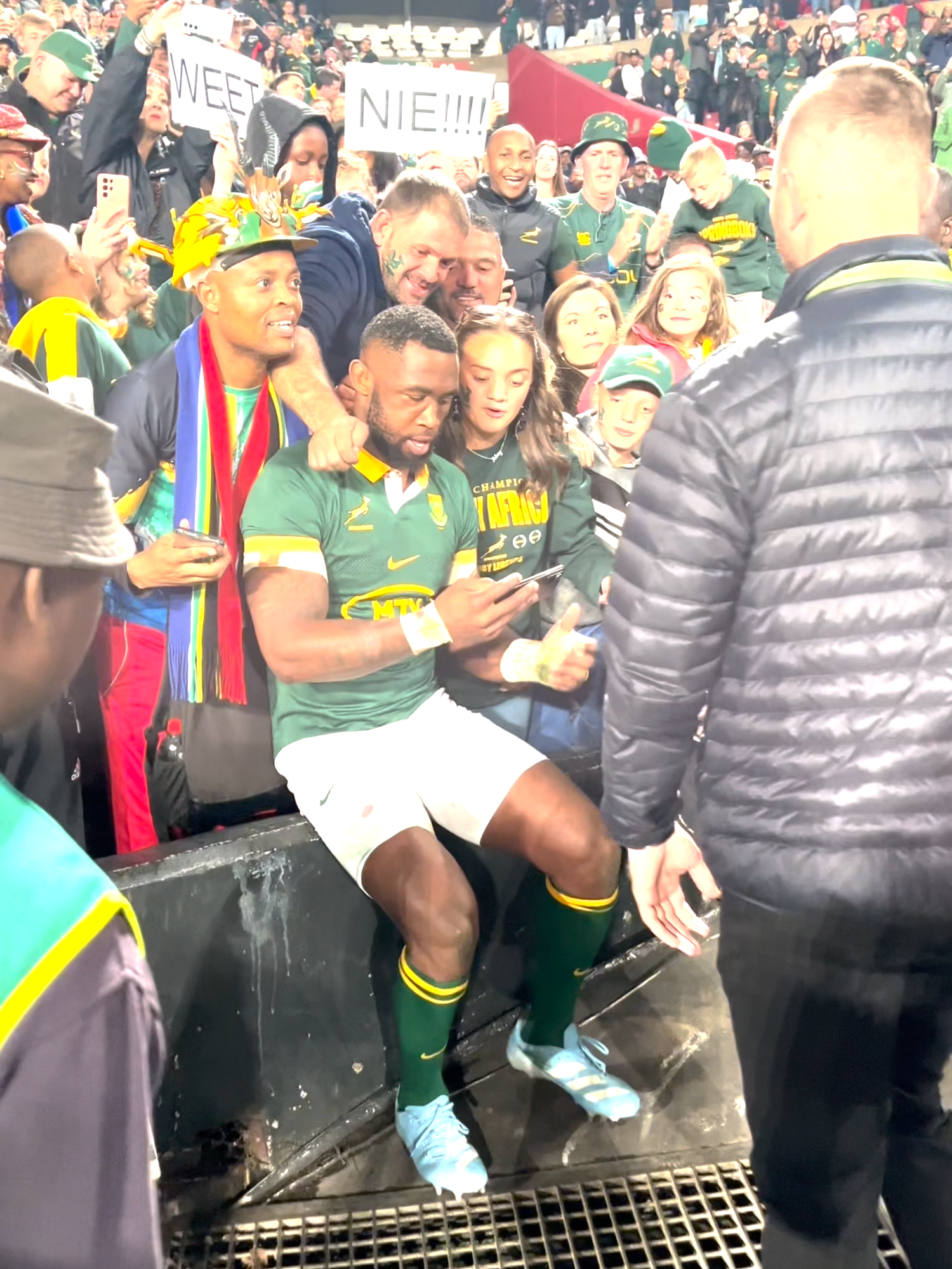 The best six minutes you’ll watch today 🇿🇦🥹 Despite a horrible injury to his face, Springbok captain Siya Kolisi went on a lap around Emirates Airline Park to celebrate with the fans 🤳 The smiles on the faces of the fans tell you how much love South Africa has for their rugby captain 💚 #tiktoksouthafrica #southafrica #tiktoksa #springboks #bokke #sarugby #sportsontiktok