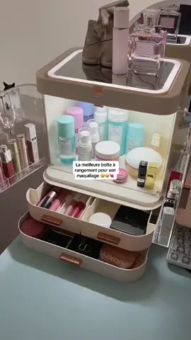 ✨ Boîte à rangement avec miroir LED : Organisez votre maquillage avec style ! Disponible sur trendybeautycoe.myshopify.com 💄💡 #BeautéOrganisée #MakeupEssentials