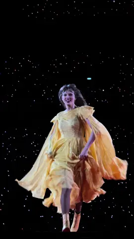 she just comes running over to me😭😭💛💛 @Taylor Swift @Taylor Nation  #erastour #august #alchemy #taylorswift #TSTheErasTour #thetorturedpoetsdepartment #ttpd 