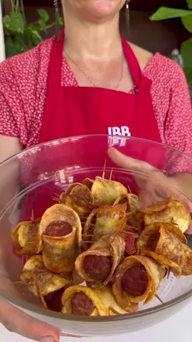 Coś lepszego niż zwykłe chipsy, chipsowe różyczki z kiełbasą w środku.  Składniki: ziemniaki, kiełbasa bez osłonki; delikatna i krucha, JBB Bałdyga, 2 łyżki skrobi ziemniaczanej, olej do smażenia, sól, pieprz, papryka, lub inne ulubione przyprawy. #chips #chipsy #kiełbasa #reklama #jbbbałdyga #smakujewcałejpolsce #przekąska #obiad #przepis #przepisy #jedzenie #domowejedzenie #gotowanie 