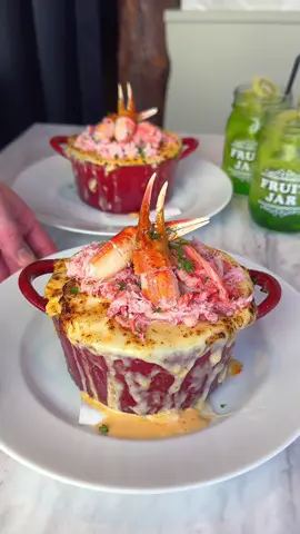 ズワイガニを贅沢にトッピングしたカニボナーラパスタ🍝🦀 たっぷりのカニの身をのせた特製カルボナーラにたっぷりチーズをかけて焼き上げる熱々濃厚なボルケーノパスタ！ カニの旨みとクリーミーなカルボナーラ、濃厚チーズの相性が抜群でチートデーにぜひ食べてほしい一品だった🧀 📍新宿「Ark2nd 新宿店」 #PR #東京グルメ #東京ランチ #新宿グルメ #tiktokfood #japanesefood 