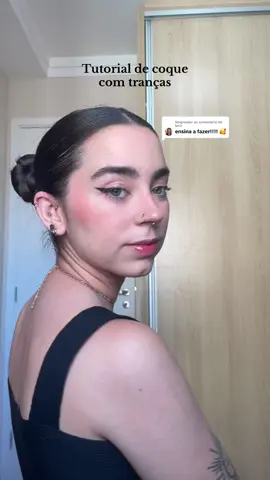 Respondendo a @laris  Passo a passo: 1. Dividir o cabelo no meio e prender metade pra ela não atrapalhar 2. Passar gel e deixar aquele puxado bem clean girl, fazendo um rabo de cavalo 3. Repetir do outro lado  4. Fazer trança simples em cada um dos rabos de cavalo  5. Fazer um coque com essas tranças e prender com grampo  6. Sempre faço um check pra ver se ficou tudo no lugar, se tiver, reforço colocando elastico de silicone para segurar mais (inclusive no video, uso ele pra prender o fio que ficou solto)  ✨ Penteado Finalizado ✨ #buns #coque #trancas #hairstyle #hairtutorial #hairtok 