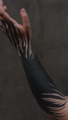 full black arm #blackworktattoo #blackworkfr #blackornamenttattoo #lettering #letteringart #letteringtattoo #womantattoo #alternative #fullblacktattoo #fullblack #neotribal #neotribaltattoo #tattoostrasbourg #tattoolyon #tattooart #ornementaltattoo #ornamentaltattoo #darkornaments #darkornementaltattoo #darkart #darktattoo