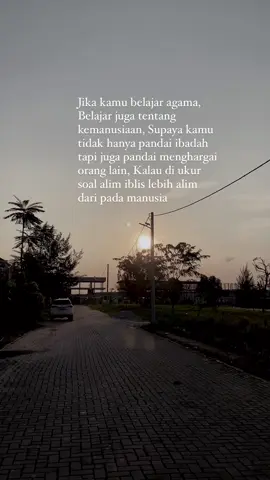 Terkadang manusia suka merasa dirinya paling bener, jadi suka merendahkan orang lain. Mudah2an kita tidak seperti itu ya. Selalu minta petunjuk Allah. #katakata 