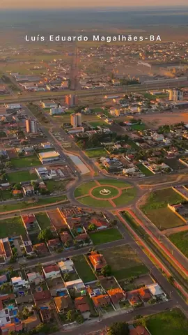 Luís Eduardo Magalhães, na Bahia, é uma das cidades que mais crescem no Brasil, impulsionada pelo forte desenvolvimento do agronegócio na região do cerrado baiano. Desde sua emancipação em 2000, a cidade se transformou em um polo agrícola, atraindo investimentos e migrantes, com sua infraestrutura expandindo rapidamente para acompanhar esse crescimento. Este progresso reflete como o agronegócio pode ser um motor de desenvolvimento econômico e populacional em regiões estratégicas do país. #luiseduardomagalhaes #matopiba #manaragro #agro #flyp #lem #viral #agriculture 