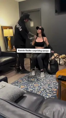 Ronnie Radke giving Saraya a surprise 🥹😍 #fallinginreverse #ronnieradke #ronnieradkefans #saraya #sarayabevis #fallinginreversefan @ronnieradke @Saraya 