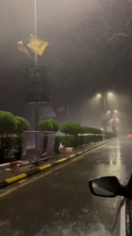 امطار في عدن  بعد الساعه ٢ باليل في خط المنصواريعني اليوم الفجر