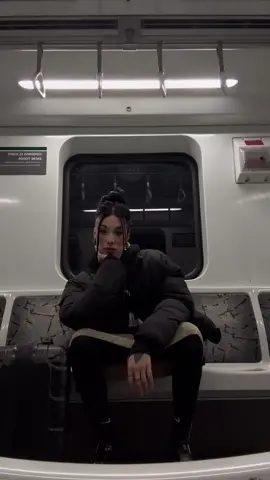 🖤🫦🫦🖤🫦🖤🖤🫦 #fyp #parati #inspo #look #outfit #inspooutfit #lgtb #lgtbq🏳️‍🌈 #🏳️‍🌈 #style #fashion #inspolook #oversized #oversize #black #goth #dark #metro #metrovideos #subte #content 