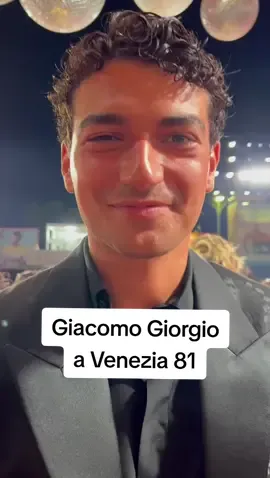Venezia 81. Giacomo Giorgio ovvero Ciro di Mare Fuori sul red carpet della Mostra del Cinema. Ma qual è il segreto del suo personaggio? @Giacomo Giorgio  (📹 Emiliana Costa) #marefuori #venezia81 #cinema #neiperte #perte #viralvideo #videotok 