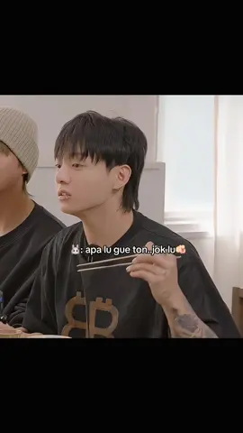 lengah dikit jimin bisa kena tonjok sama si bayi besar🤣🤣 #jimin #jungkook #taehyung 