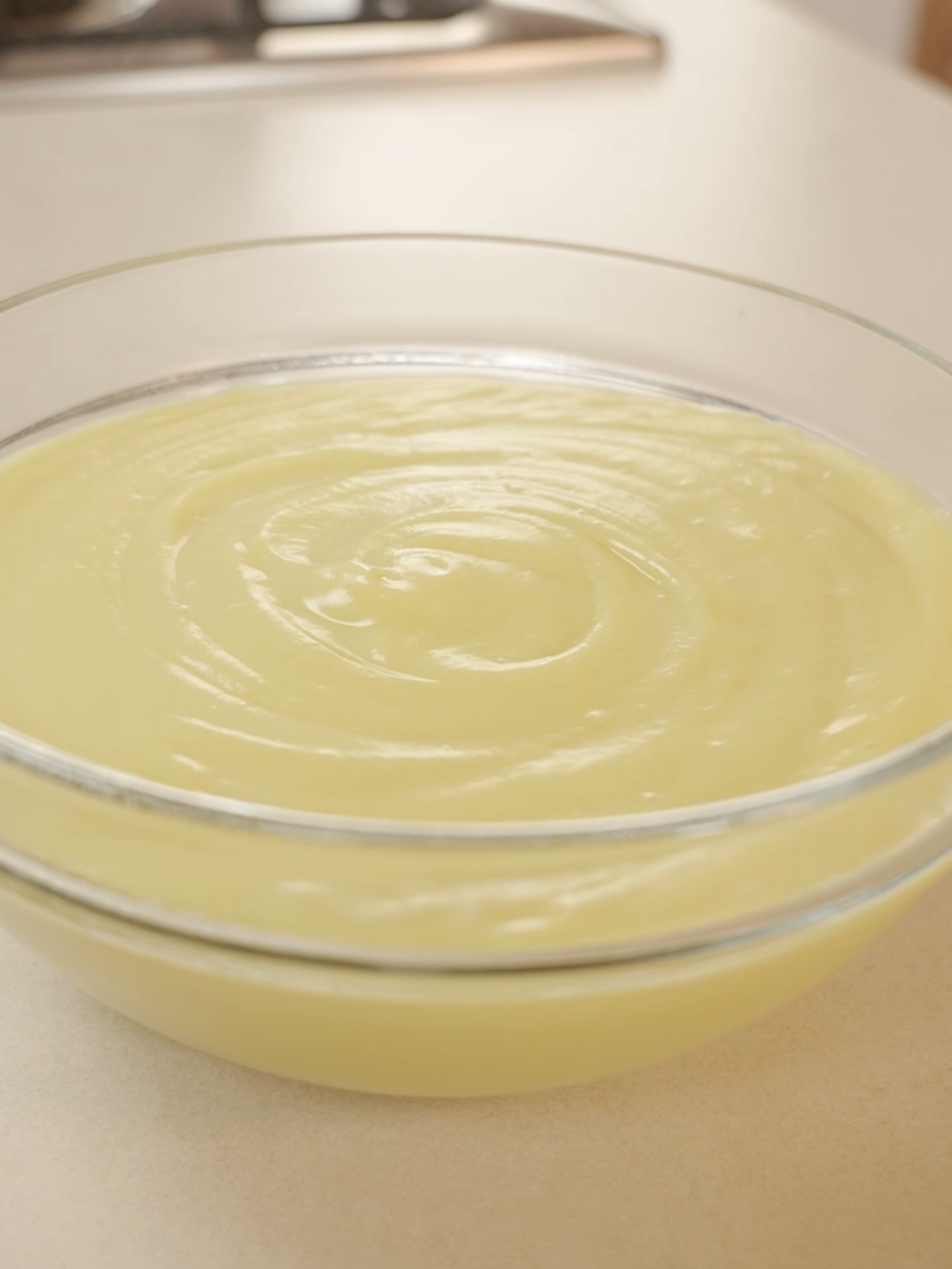 CREMA PASTICCERA Una preparazione base della pasticceria, deliziosa e profumata al limone, perfetta per farcire mille dolci diversi. INGREDIENTI 4 uova 160 g zucchero 140 g farina 00 1 l latte 1 scorza di limone #cremapasticcera #crema #recipe #ricettafacile #benedettarossi #fattoincasadabenedetta #cucinaitaliana