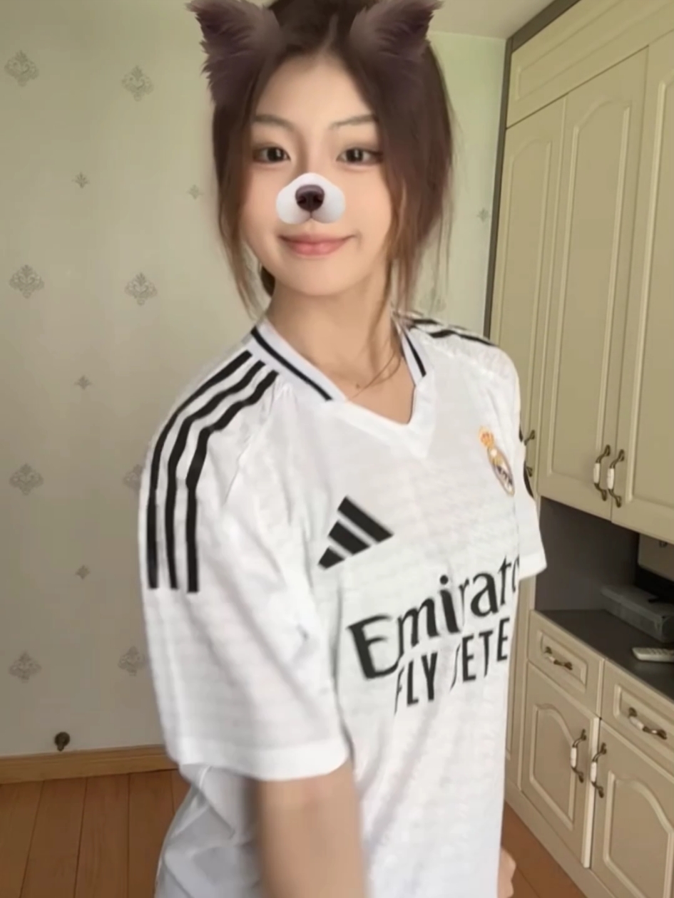 Mọi người thấy tui mặc áo Real Madrid lên càng xinh không😍👇 #realmadrid #football #bongda #Soccer #fyp #thethaongaymoi #footballtiktok 