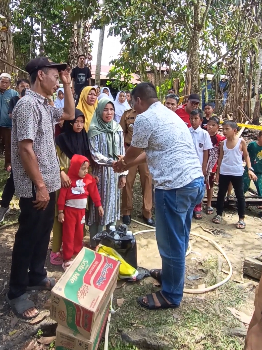 Sigap, Maidani Bacawabup Bungo Langsung Beri Bantuan ke Korban Kebakaran di Dusun Candi Muara Bungo - Bakal Calon Wakil Bupati Bungo Maidani, kunjungi lokasi kebakaran di dua tempat sekaligus. Di hari yang sama ada dua musibah kebakaran yang terjadi.  Diantaranya di Sungai Kerjan, Kecamatan Bungo Dani dan di Dusun Candi, Kecamatan Tanah Sepenggal. Senin (02/09/2024). Dengan sigap, Maidani Bacawabup Bungo langsung turun ke lokasi guna menyalurkan sejumlah bantuan sembako, seperti beras, minyak makan, mie instan dan beberapa kebutuhan harian lainnya kepada korban kebakaran. Bantuan itu langsung diterima oleh korban kebakaran. “Alhamdulillah terima kasih pak Maidani atas bantuannya, murah rezeki terus pak,” ucap Darmanto, pemilik rumah yang terbakar di Dusun Candi Untuk diketahui, dua lokasi Kebakaran di hari yang sama ini menghanguskan rumah dan se isinya. Pantauan di lapangan tampak bekas baju dan alat rumah tangga yang ikut terbakar. Adapun rumah yang kebakaran di Dusun Candi tersebut adalah milik Darmanto (44) dan Sedih Hati (33). Kejadian sekira pukul 10:45 WIB Senin 02 September 2024. (tj) #calonbupati #calonbupatibungo2024 #jambitiktok #hiburan #viral #bupatibungo2024 #bungo #viralvideo #muarabungo #bungopride #jambipride🏴‍☠️ #bungotiktok #kotabungo #viraltiktok @RELAWAN JADI🔥🔥🔥 @Maidani Bungo @Junia Reglow 