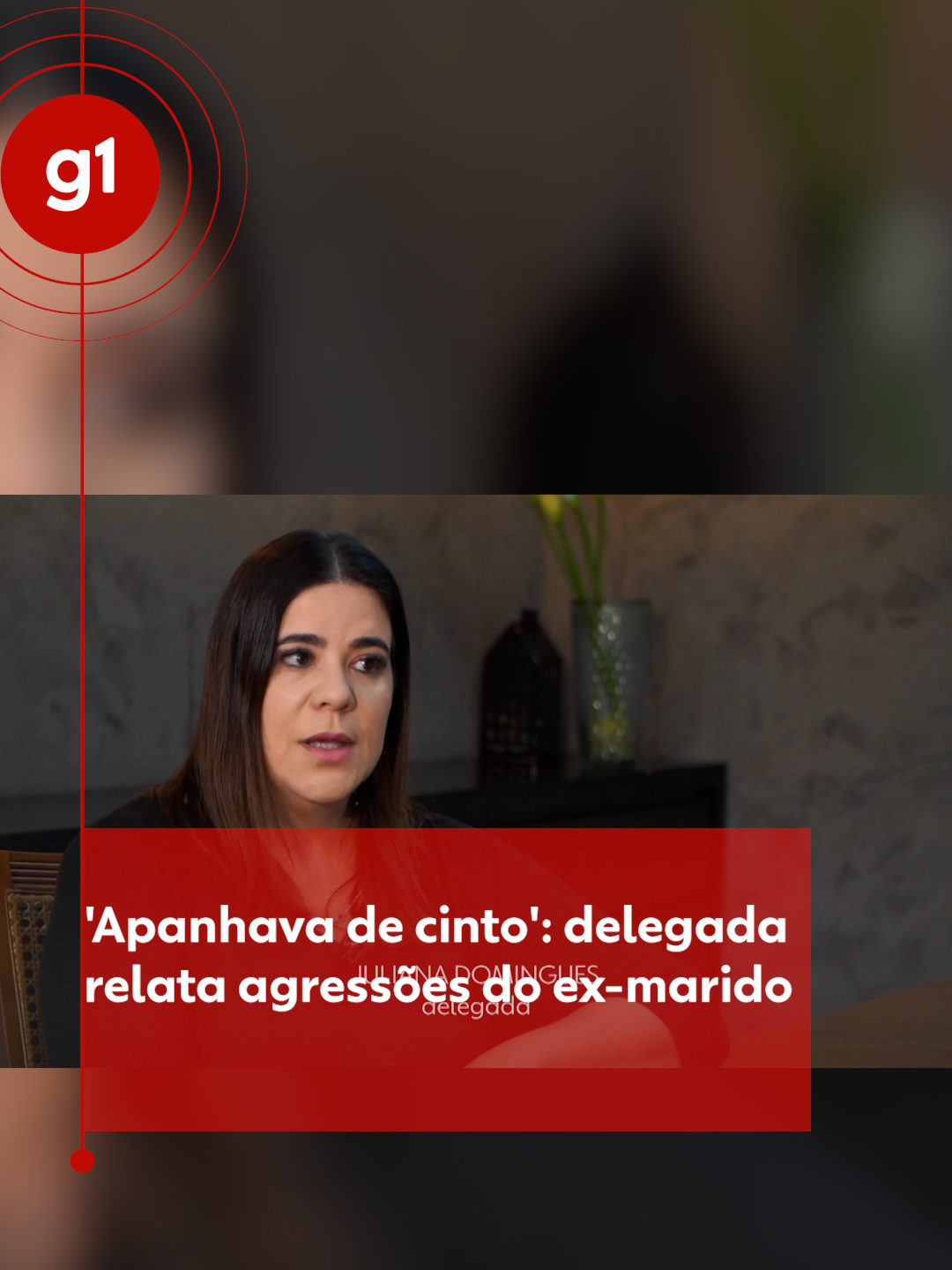 Violência doméstica - Delegada relata agressões que sofreu do ex-marido enquanto chefiava Delegacia de Atendimento à Mulher. Os episódios aconteceram entre 2021 e 2022, quando Juliana Domingues chefiava a Delegacia de Atendimento à Mulher de Volta Redonda. O autor das agressões era o marido dela na época - o tenente-coronel da Polícia Militar Carlos Eduardo da Costa. Ele atualmente é coordenador de segurança do Tribunal Regional Federal do Rio. As agressões físicas e psicológicas, segundo ela, começaram já na lua de mel. Logo veio o ciúme excessivo.  Juliana conta que chegou ao limite um dia quando Eduardo disse que o casal iria ao teatro com duas amigas dele. Ela não se animou com a ideia e ele cometeu crime sexual. Três dias depois, Juliana decidiu entrar em uma delegacia, mas agora, na condição de vítima, e fez uma denúncia. Ela passou por dois exames de corpo de delito. O relatório apontou um hematoma na região malar, ou seja, na maçã esquerda do rosto, um segundo hematoma no glúteo e uma escoriação compatível com unhadas. A polícia interrogou cinco testemunhas, entre elas duas funcionárias do casal. Elas confirmaram que Juliana apresentava marcas de violência física com frequência.  Eduardo também foi ouvido. Ele confirmou que tinha o hábito de usar cintos e outros instrumentos durante o sexo, mas que as práticas eram 