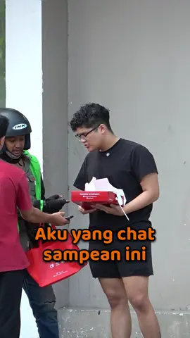 Bapaknya baik sanpe mau ganti makanannya