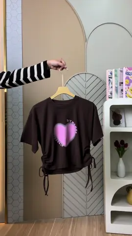Tshirt Romantic Heart😍 Tshirt crop top super gemess🤪 Variasi kerut di pinggir nya bisa di sesuaikan sesuka hatii💕 yuu cuss order sekarang warna2 nyaa cantik bangett! jangan sampe gak order😆🤍rugi dong😜🫵 #modefavourite #OOTD #fypシ #hijabstyle #fashionhits #sweater #outfit #rajut #CapCut 