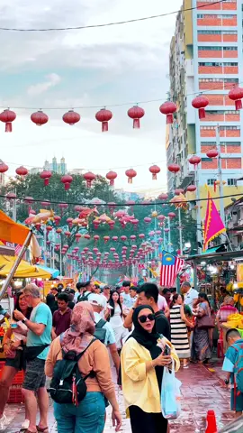 A food lover’s paradise on Jalan Alor! ✈️🇲🇾 What’s your favorite street food dish? #bukitbintang #kualalumpur #jalanalor #streetfood #placetovisit #FoodLover  #CapCut 