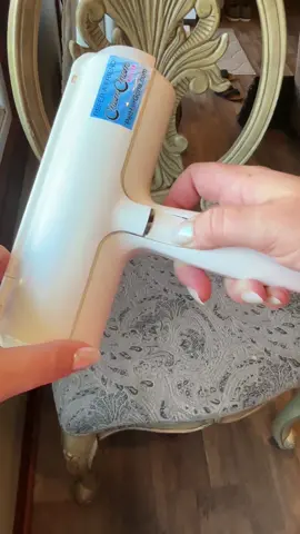 How to get rid of pet hair! #pethair #pethairremoval #pethairremover #housecleaningtips #cleaningtips #easycleaningtips #howtokeepyourhouseclean #cleaningtipsandhacks #cleaninghacks #cleaningfurniture #howtoclean #easycleaning #easycleaningtips 