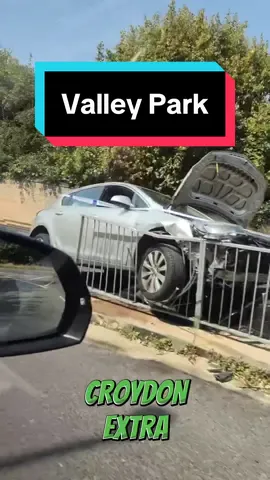 The Valley Park car cruise isn't there anymore yet this person still managed to crash! Well I shouldn't say that as I never actually saw any accidents at the cruise! #croydonextra #carcruise #carscene #carcrash #accident 