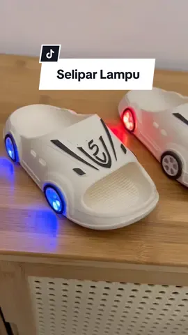 Pakai selipar macam ni pun boleh buat hati anak terhibur🥰 #seliparbudak #seliparlampu #seliparkanakkanak #sandalmurah #sandal 