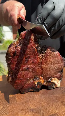 🔥🥩 🇺🇸 Dieses grandiose US T-Bone Steak von @kreutzers.eu wurde auf dem O.F.B. von @Otto Wilde Grillers gegrillt und später auf dem G32 Connected der Otto Wilde Outdoorküche nachgegart 💪 Geschnitten wurde es mit dem super scharfen Chefslover Messer von @Germancut 🔪 Perfekt, oder? 👌 [Werbung] #grill #grillen #fleisch #steak 