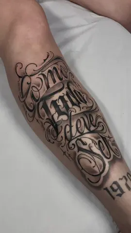 Como tudo deve ser ✨🖤 #tattoolettering #tattoonacanela #escritanacanela #femininotattoo #blackworklettering #fytattoo 