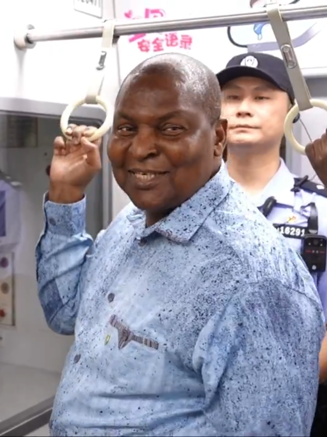 Ever seen a #train pass through a residential building? President Faustin-Archange Touadéra of the #CentralAfricanRepublic visited #Chongqing & was impressed by its unique #monorail. At #FOCAC2024 in #Beijing, #China and #African leaders will discuss #Friendship, #WinWinCooperation, and a #SharedFuture. 👏 #ChinaAfrica