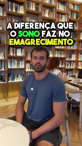 Alguns não conseguem dormir 8h30 por noite e eu respeito isso, mas muitos preferem gastar 2h rolando pelo feed quando poderiam estar dormindo.  Dormir pouco vs dormir muito faz uma diferença bizarra no emagrecimento, ganho de massa magra e consequentemente na saúde metabólica e mental. MFMA 🙏🏽 @Growth Supplements  Cupom de desconto GRATTA #metabolismo #sono #emagrecimento