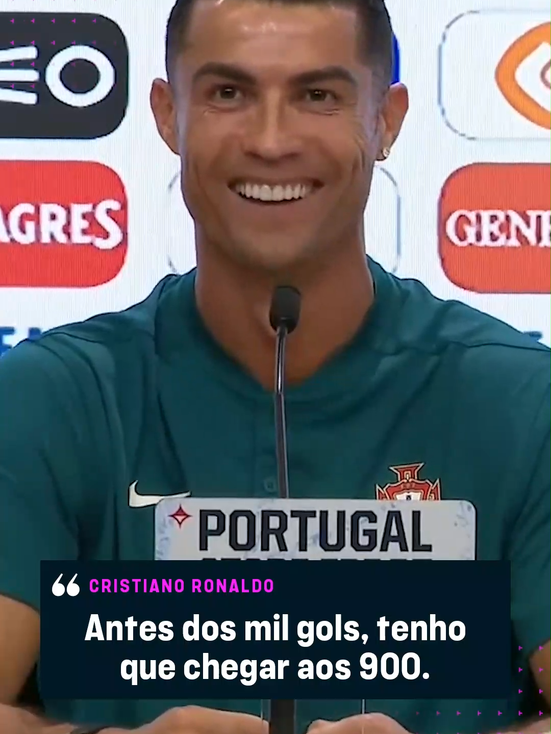 'UMA MARCA DE 900 GOLS NÃO TÁ ASSIM TÃO MAL!' 😂😅 Na coletiva de imprensa, Cristiano Ronaldo contou que é necessário 'levar com naturalidade' pra tentar chegar ao MILÉSIMO! 🤖 #CristianoRonaldo #Portugal #CR7 #TikTokEsportes #TikTokNotícias