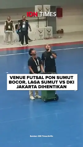 Atap Venue Futsal PON 2024, GOR Dispora Sumut bocor saat hujan deras melanda  Kota Medan, Senin (2/9/2024) siang. Akibatnya, laga yang sedang berlangsung antara tim PON Sumut vs DKI Jakarta terpaksa dihentikan sementara. Satu pemandangan yang sangat memalukan mengingat Sumut adalah satu dari dua provinsi yang menjadi tuan rumah PON 2024.  #idntimes #idntimessport #idntimesnews #tiktokberita #tiktoknews #ponsumut #pekanolahraganasional