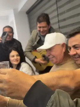 #parati #viral #cierralosojos #luisalbertoposada #ammyposada #elcaballodelamusicapopular #elmaestrodelamusicapopular #paratiiiiiiiiiiiiiiiiiiiiiiiiiiiiiii #fyp #musicaparabeber #musicapopular #tiktok #siguiendo #challenge #musica #viralvideo #cantina #parati @Luis Alberto Posada Oficial @Ammy @Luis Alberto Posada 