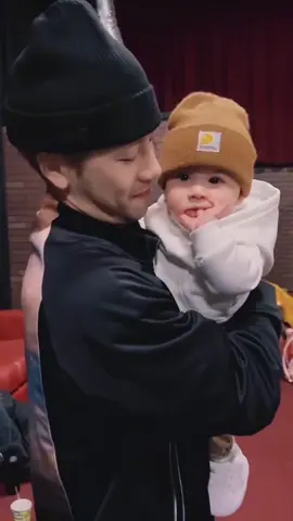 แจ็คสันอยู่กับเด็กน่ารักมาก ดูแล้วก็นึกถึงตอนที่แจ็คสันมีครอบครัวมีลูกเลย😬😬#jacksonwang #jacksonwang王嘉爾 #แจ็คสันหวัง #got7 #passionjackson