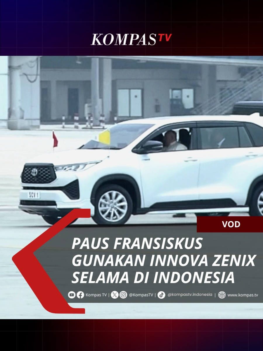 Pemimpin Gereja Katolik Dunia Paus Fransiskus menggunakan mobil Toyota Innova Zenix selama kunjungan apostoliknya di Indonesia. Mobil ini berpelat nomor SCV 1 yang merupakan singkatan dari Status Civitatis Vatcanae 1 yang diterjemahkan sebagai Negara Kota Vatikan 1.  Alasan Paus Fransiskus menggunakan mobil ini dikarenakan sebagai kendaraan yang banyak digunakan masyarakat Indonesia. “Benar, beliau memilih mobil yang banyak digunakan oleh masyarakat di sini, Toyota Innova,” ucap Uskup Agung Jakarta, Ignatius Kardinal Suharyo. Simak berita lainnya di www.kompas.tv! #VODKompasTV #PausFransiskuskeIndonesia #TikTokBerita