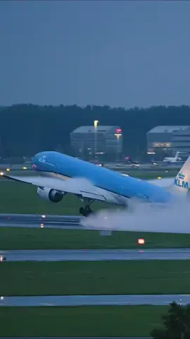 WET TAKEOFF🌊 Seeing the mighty @KLMSafetyHerald.com Boeing 777-300ER rumbling down runway 09 on her way to Singapore Airport #planespotting #aviation #boeing #klm #777 #tiktok #viral #rain #schiphol #airport #nighttime 