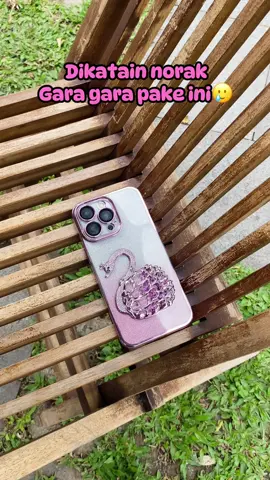Masa sih pake ini norak, kan mewahh🥹 #caseiphone #casemurah #casehp #rekomendasicase #semestaacc #glitter #swan #casemewah #mewahbanget 